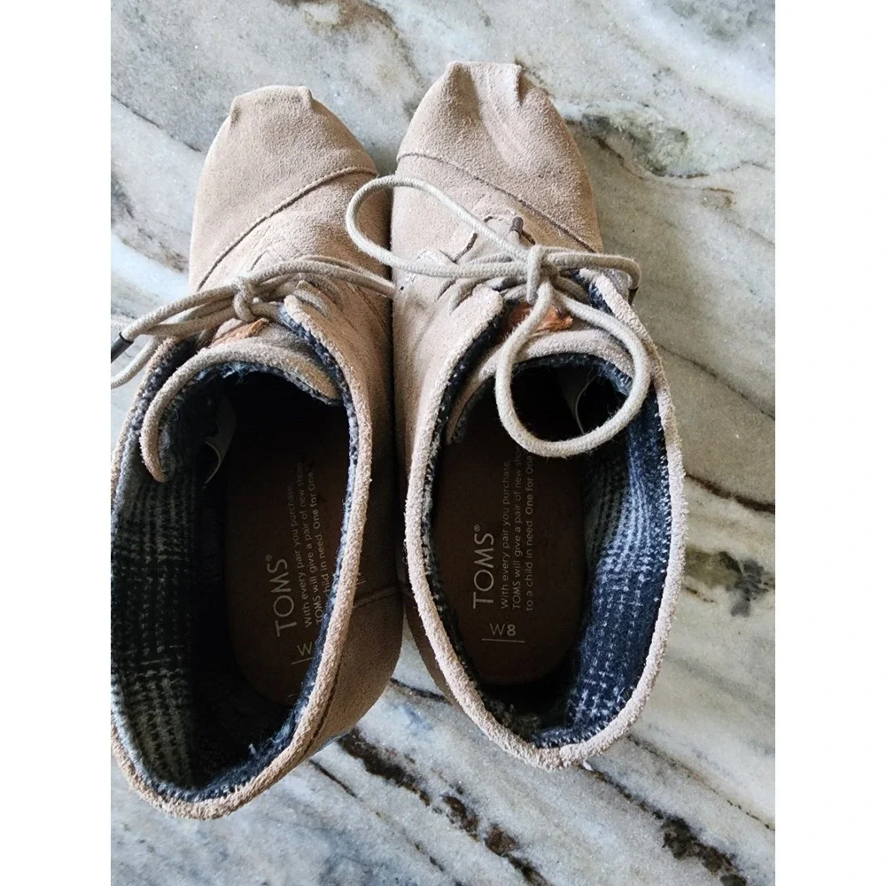 TOMS Desert‎ Wedge Ankle Booties Womens 8 Taupe Tan Suede Lace Up Chukka Boots